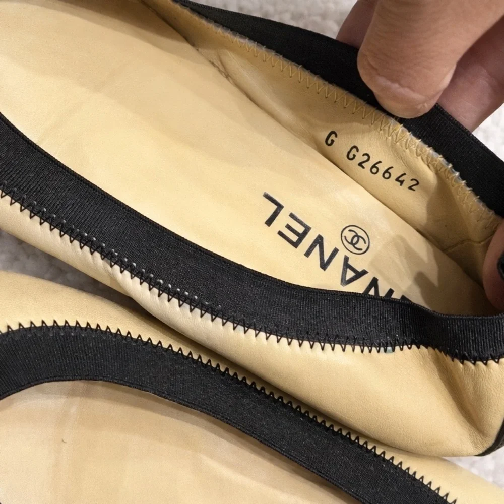 CHANEL 12P CC Logo Classic Beige Black Leather Cap-Toe Ballet Flats